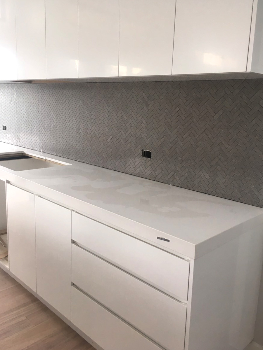 Quality kitchen splashback tiling service in Melbourne. Commercial tiling and stone offers professional tiling for all applications for residential and commercial: kitchen, bathroom, floor and wall tile installation.